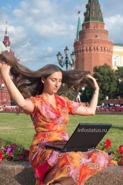 девушка приглашает знакомого в Кремль