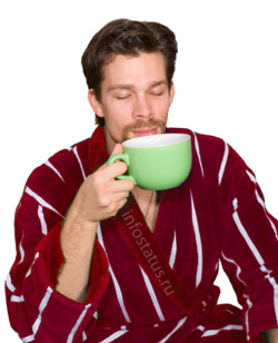 мужчина в красном халате с чашкой чая
