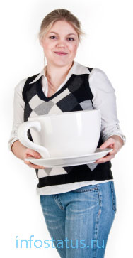 девушка с большой чашкой чая